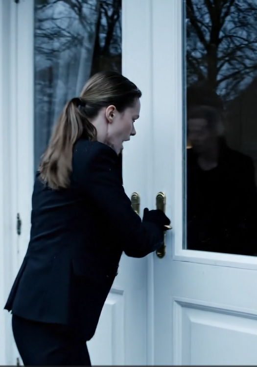 Jeg kom hjem fra en jobsamtale, havde skiftet låse og fået en sms fra min mor, der fortalte mig, at jeg ikke længere havde et hjem – så sendte et advokatfirma mig en e-mail om den ene ting, mine forældre troede, jeg aldrig ville lære.