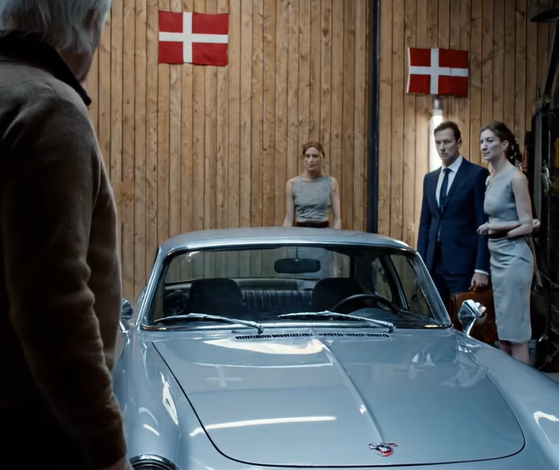 Min søn kiggede på mig halvt under den Mustang i værkstedet, som hans mor og jeg havde lagt hele vores liv i, og sagde: “Far, det er tid til at gå på pension,” og min svigerdatter fortsatte direkte med at sige, at hjørnegrunden på Commercial nu var mere værd end selve værkstedet, og pyntede den op som om, hun bekymrede sig om min 67-årige ryg, men da jeg spurgte, hvad de præcist havde planlagt at efterlade mig udover et varmt sted at sidde, blev de begge stille, ligesom folk gør, når de har forberedt alt for meget.