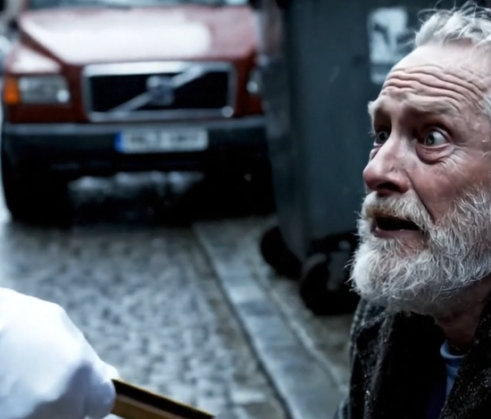 Jeg gik ud af et 27-årigt ægteskab med en saldo på nul, en kold tone som sten, og ekkoet af “Du er en byrde” stadig rungende fra min datters døråbning, hvor jeg blev nægtet engang et sted at sove for natten – og så den næste morgen, mens jeg stadig lugtede af regn og affald fra gyden bag butikken, råbte en butler mit navn, nævnte en milliardær, der var ved at underskrive sit testamente, og pludselig lød alt, hvad de havde sagt til mig, som et træk, der var taget for tidligt.