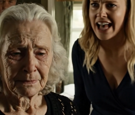 Jeg malede selv de vægge sammen med min afdøde mand, og så gik min svigerdatter direkte ind på mit soveværelse, kiggede på den grønne farve og sagde: “Den farve er gammeldags. Alt skal ændres. Det her er vores hjem nu.” Min søn stod der uden at sige et ord, jeg pakkede en taske og gik – næste morgen ringede jeg til min advokat med en stemme så rolig, at selv jeg blev forskrækket.