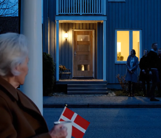 “Jeg er træt af at skulle se mor hele tiden. Det er Julia også,” sagde min søn inde i huset, jeg havde betalt med mine egne hænder, og så fjernede de mit navn fra postkassen, ændrede Wi-Fi’en og satte en udvendig lås på min soveværelsesdør, som om det var mig, der boede der på lånt tid – jeg græd ikke, jeg ringede bare stille til min advokat, og da de kom hjem den aften, havde stilheden i huset allerede skiftet hænder, før de forstod, hvor de var gået galt.