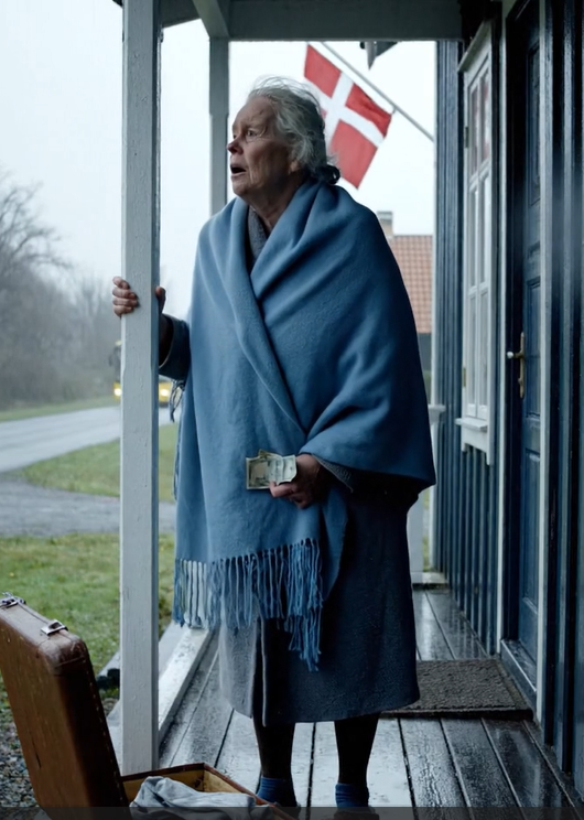 Smidt ud af mit hjem som 72-årig med kun 2 dollars i lommen og et par iturevne hjemmesko, steg jeg på den sidste bus tilbage til min gamle bydel i New York for at finde det sommerhus, min mor havde holdt forseglet i 34 år – men det, der ventede på mig bag en lukket dør i tre årtier, var ikke ruiner, men sporet af en hemmelighed, der var blevet bevaret så omhyggeligt, at nogen sandsynligvis bad til, at jeg aldrig ville røre ved det.
