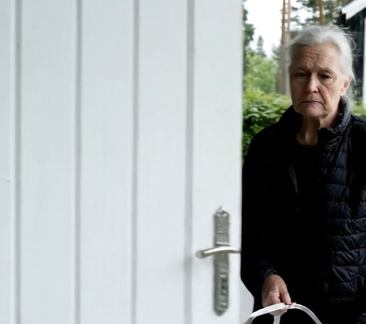 “Hun får alle til at føle sig skyldige hele tiden. Thanksgiving ville føles meget lettere uden hende,” blev jeg følelsesløs, da jeg hørte min egen svigerdatter sige, mens jeg stod i gangen med dunkende knæ og en kurv med vasketøj i hænderne. Og den lille, luftige foragt var præcis det dummeste, de nogensinde havde gjort.