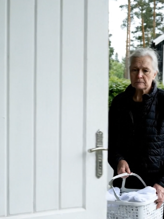 “Hun får alle til at føle sig skyldige hele tiden. Thanksgiving ville føles meget lettere uden hende,” blev jeg følelsesløs, da jeg hørte min egen svigerdatter sige, mens jeg stod i gangen med dunkende knæ og en kurv med vasketøj i hænderne. Og den lille, luftige foragt var præcis det dummeste, de nogensinde havde gjort.