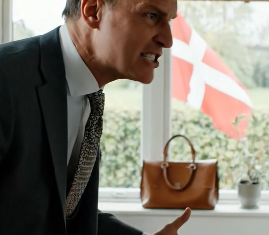 “‘Hvis du ikke vil på plejehjem, så pak dine ting og kom ud af mit hus med det samme,’ sagde min søn gennem sammenbidte tænder og kiggede mig direkte ind i øjnene, og jeg smilede bare, foldede mit tøj, stak gamle fotos i en læderkuffert, som om jeg havde ventet på denne dag i lang tid, og præcis en time senere, da den sorte limousine holdt udenfor, døde smilet på hans ansigt lige der på fortrappen.”