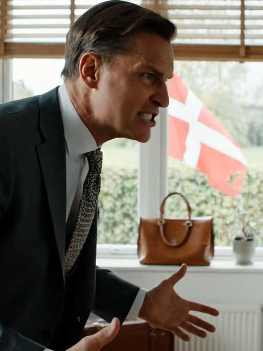 “‘Hvis du ikke vil på plejehjem, så pak dine ting og kom ud af mit hus med det samme,’ sagde min søn gennem sammenbidte tænder og kiggede mig direkte ind i øjnene, og jeg smilede bare, foldede mit tøj, stak gamle fotos i en læderkuffert, som om jeg havde ventet på denne dag i lang tid, og præcis en time senere, da den sorte limousine holdt udenfor, døde smilet på hans ansigt lige der på fortrappen.”