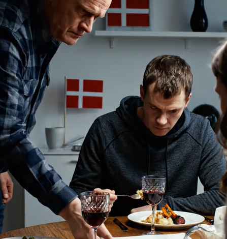 Jeg brugte tre uger på at forberede Thanksgiving i mit lille hus i Iowa, og så skubbede min far et foldet papir hen over bordet og sagde: “Syv dage – din bror har brug for dette sted.” Jeg græd ikke. Jeg bad dem gå, og noget i mig gav endelig efter. Tre dage senere dukkede de op på min veranda uden ham, og de så meget mindre sikre ud end før, og for første gang var det mig, der havde kontrol.