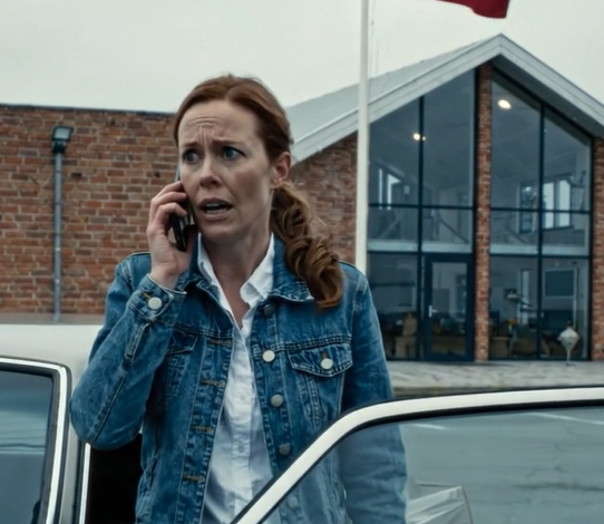 Mine forældre sprang over mit bryllup, fordi min bror “havde en kamp”, ligesom de sprang over mine koncerter, dimissioner og hver eneste dag, der var min. Jeg lod dem gå glip af det, lod min bedstefar følge mig ned ad kirkegulvet og fløj afsted på min bryllupsrejse. Da jeg tændte min telefon igen, ventede min mors beskeder – og det gjorde eftervirkningerne også.