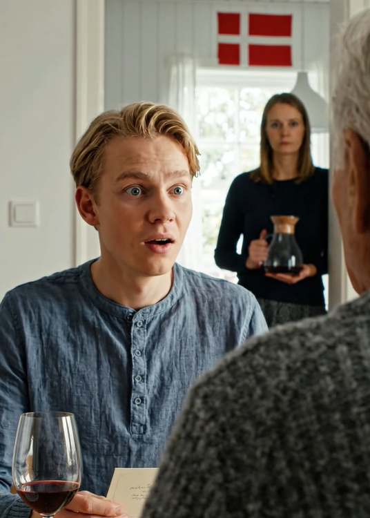 Jeg takkede min bedstefar for fødselsdagschecken på 100 dollars. Han blinkede og sagde så: “Hvad snakker du om? Jeg har allerede overført dig 100.000 dollars via bankoverførsel.” Hele bordet blev stille, og for første gang den morgen så min mor ud, som om hun ikke anede, hvad hun skulle sige.