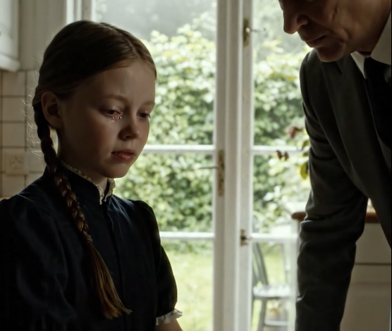 Folk i vores by i North Carolina sagde, at min onkel reddede mig, efter min far døde, og han lod dem tro det, mens jeg gik i min tantes gamle tøj og spiste efter alle andre i køkkenet. Jeg forblev stille, byggede mit liv op og gik videre – indtil en forårsmorgen, hvor en banken på min dør ændrede den måde, byen så ham på.