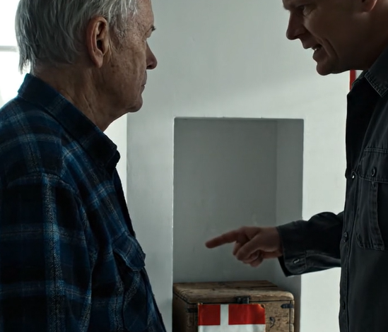 “Du må ikke selv åbne den kasse,” råbte elektrikeren, mens han omlaeggede det elektriske system til min afdøde kones værksted. Den morgen, mens jeg stadig sad på parkeringspladsen ved St. Andrews Presbyterian Church i Sudbury, vibrerede telefonen i min lomme. Jeg tog straks hjem. Det, der ventede på mig inde i værkstedsvæggen, var ikke kun en notesbog, men også et fingerpeg om min kones wellness-gave, før hun døde. Og sandheden om hendes yngre bror blev afsløret.