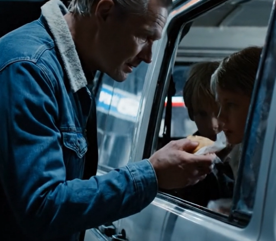 På en tankstation så jeg min datter sove i en varevogn med sit barn. Jeg spurgte: “Hvor er den lejlighed, jeg købte til dig?” Hun brød sammen i gråd. “Min mand og min svigermor sagde, at jeg ikke har nogen rettigheder … de sagde, at det ikke er min, og sagde, at mit barn og jeg skulle finde et andet sted at bo.” Min hals snørede sig sammen. Jeg sagde: “Kom med mig. Lige nu.”