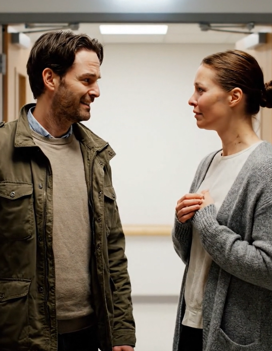 Min søster fortalte mine forældre, at jeg var droppet ud af lægestudiet, og én løgn var nok til at slette mig fra familien i fem år. De gik glip af min dimission og mit bryllup uden nogensinde at spørge om min side. Så blev min yngre søster hastet ind på skadestuen, og da den behandlende læge trådte ind ad døren, greb min mor min fars hånd så hårdt, at det efterlod mærker.