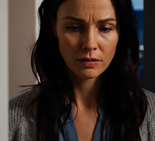 “Min mand forsvandt i seks dage, kom tilbage og lugtede af en andens weekend, og stod uden for min låste lejlighedsdør og sagde: ‘Du burde være taknemmelig for, at jeg overhovedet kom hjem,’ men da jeg rakte ham den gule kuvert, var alle hans løgne allerede ved at kollapse under hans fødder.”