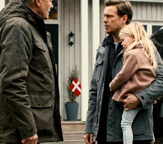 Jeg fandt min søn på fortrappen til sit eget hus med mit barnebarn sovende i armene og to kufferter ved sine fødder. Da han sagde: “Min svigerfar skiftede låsene. Han sagde, at vi ikke var værd at beholde,” sagde jeg til ham, at han skulle lade taskerne blive, hvor de var. Hans ansigt ændrede sig. Han troede, jeg var i chok. Det var jeg ikke. Jeg havde ventet i fjorten måneder på, at den mand skulle begå præcis denne fejl.