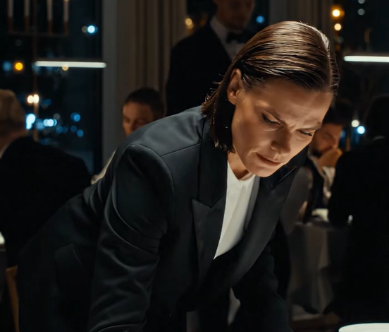 Efter 7 år uden kontakt, drillede min søster mig ved middagen. Alle grinede. Mine forældre sagde, at jeg skulle holde op med at få familien til at se dårlig ud. Jeg lod dem drille mig, indtil min søster nævnte sit job. Jeg trak én ting frem – og så deres smil forsvinde.