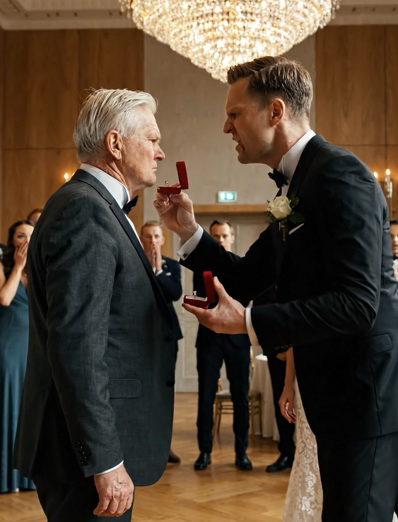 Giv mig nøglerne, Clifford. Lige nu.” Alan sænkede ikke stemmen. Han løftede en lille fløjlsæske mellem os, som om han gav en gave i stedet for at kræve min ranch foran to hundrede bryllupsgæster.