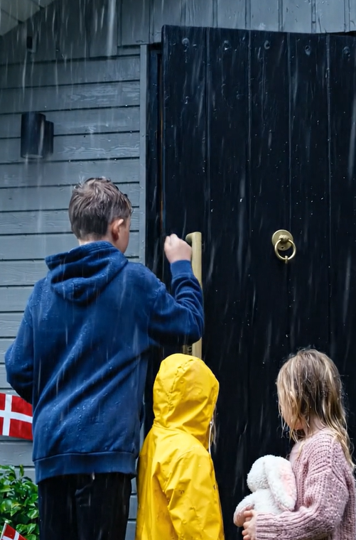 “Familie hjælper familie,” sagde min bror, da jeg nægtede at aflyse min arbejdsrejse til London og tage imod hans tre børn uden nogen varsel. Alligevel satte han børnene i en taxa til mit gamle hus i Atlanta, sikker på at jeg stadig boede der, og gik derefter roligt ombord på et fly til Napa til sin bryllupsdagsferie. Hvad han ikke vidste var, at jeg var flyttet ud for længe siden – og manden, der åbnede døren den dag, foretog et telefonopkald, der sendte alt i en retning, min bror aldrig havde forudset.