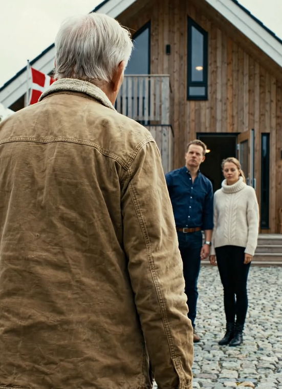Min forretning kollapsede, og inden for få dage havde jeg intet tilbage udover den bil, jeg sad i. Jeg tog hen til min søns hus i håb om at kunne blive et par dage, men i det øjeblik jeg så hans kone stå bag døren, vidste jeg allerede, hvad svaret ville være. Den nat sov jeg i min bil. Næste morgen ringede en butler og sagde, at hans arbejdsgiver, en milliardær, ville se mig, før han underskrev sit testamente.