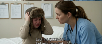 En 8-årig dreng havde en vinterhue på under hedebølgen og nægtede at tage den af, selv i undervisningen, i næsten 40 dage: Da skolens sygeplejerske endelig tog huen af, blev hun forfærdet over det, hun så.