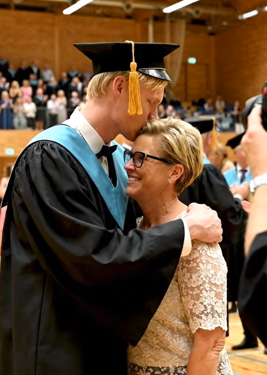 I alle mine skoleår grinede mine klassekammerater af mig, bare fordi min mor arbejdede på skraldebilen. Men til dimissionsfesten tog jeg mikrofonen og sagde et par ord, der fik hele rummet til at blive stille.