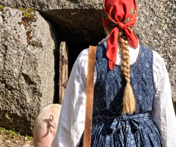 En bondedatter besluttede sig for at følge grisen, der havde opført sig mærkeligt på det seneste: dyret førte hende til en gammel klippe og begyndte at grave voldsomt i jorden.
