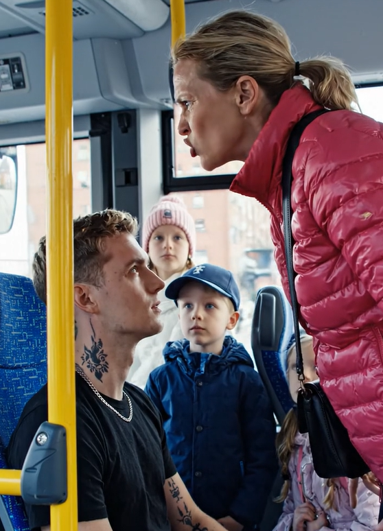 På bussen forårsagede en kvinde med to børn en skandale og krævede, at en ung mand skulle opgive sin plads, men pludselig gjorde den unge mand noget, der gjorde alle passagererne målløse.