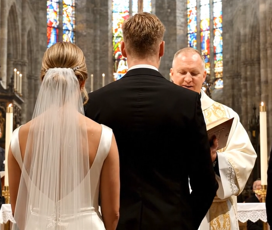 Under kirkebrylluppet holdt min forlovede, for sjov, et skilt bag ryggen, hvorpå der stod “RED MIG”: Jeg følte mig meget fornærmet over dette og gav ham en lektie.