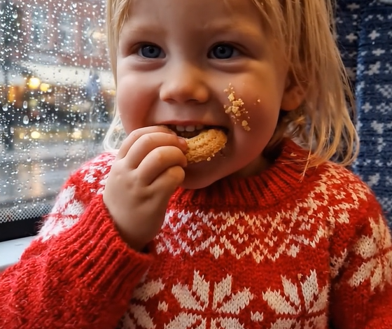 På toget stjal en lille pige mine kiks og tyggede dem lige foran mig; men da kiksene var væk, gjorde pigen noget uventet.