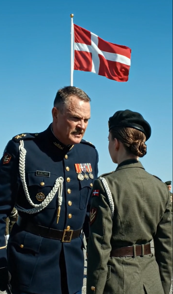 Obersten med øgenavnet “Hammeren”, som alle frygtede på militærskolen, ydmygede en ung rekrut og fik hende til at knæle foran hele kompagniet… men da pigen lydløst tog DENNE op af lommen, frøs hele sættet i chok.