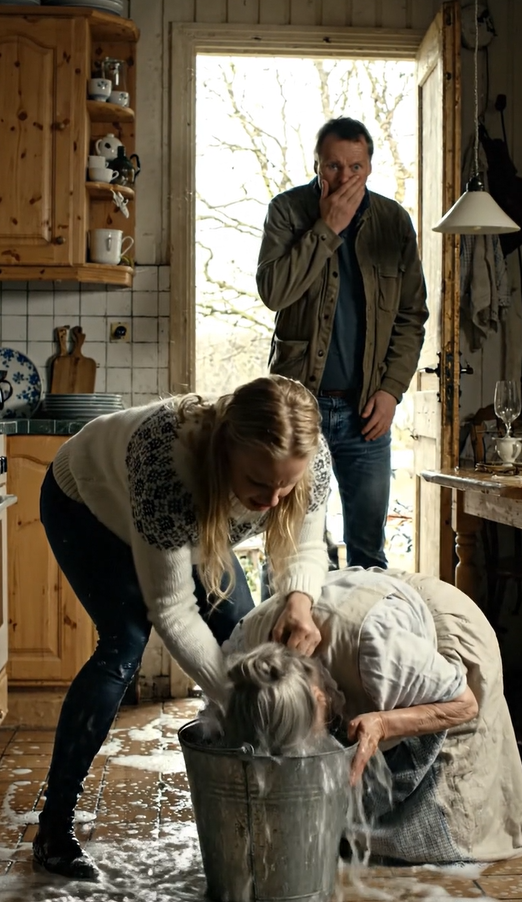 Jeg var på knæ og moppede gulvet, da min svigerdatter stormede ind og kastede en hvid, rødlig skjorte direkte i ansigtet på mig. “Hvor mange gange har jeg fortalt dig det? Hvidt tøj skal vaskes separat!” skreg hun. Før jeg kunne tale, greb hun fat i mit hår og proppede mit hoved ned i den beskidte moppespand. Jeg blev kvalt i det beskidte vand og bad til, at nogen skulle stoppe hende. Så åbnede hoveddøren sig. Min søn var kommet hjem. – Sande historier
