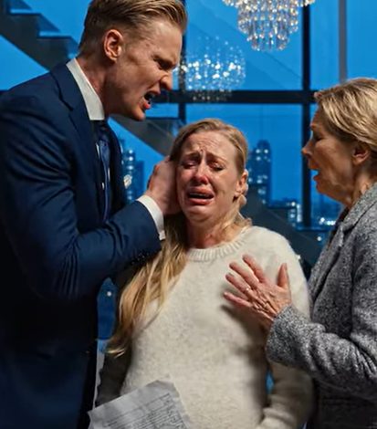 Jeg stod der og så min gravide kone ryste, mens kuglepennen svævede over skilsmissepapirerne. “Underskriv,” hvæsede min mor koldt. “Du har aldrig været god nok til denne familie.” Hendes stemme brød sammen. “Jeg … jeg vidste ikke engang, at jeg ejede noget …” Hvis bare de kendte sandheden – hun var ikke bare “ikke god nok”. Hun var mere værd end dem alle tilsammen. Og nu var hun ved at gå min vej … med min arving i bagagen. – Sande historier
