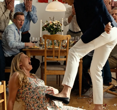 Til min mands fødselsdagsfest løftede jeg mit glas og smilede. “Jeg er gravid,” sagde jeg, sikker på at det var det perfekte øjeblik. Hans mors latter skar gennem rummet. “Løgner. Du gør det her for at få opmærksomhed.” Jeg prøvede at trække vejret. “Vær sød – stop.” Men hun trådte tættere på, med kolde øjne … og så drev hun sin hæl ind i min mave. På hospitalet flimrede ultralydsskærmen – ét billede, så et andet. Lægen blev tavs. Alle blev tavse. Og det var da jeg indså … at sandheden var værre, end nogen havde forestillet sig. – Sande historier