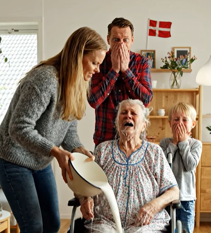 Efter min sygdom stjal mine ben, troede jeg, at min familie ville være mine hænder. I stedet kiggede min søn væk, mens min svigerdatter hvæsede: “Vi kan ikke spilde vores liv på at passe på dig. Du skal på plejehjem.” Kun mit lille barnebarn stod foran min kørestol og græd: “Nej! Bedstemor bliver hos mig!” Men næste morgen kom hun smilende ind … og hældte derefter en balje med beskidt vand over mit ansigt. Og det var der, jeg endelig forstod det – jeg havde været tavs alt for længe. – Sande historier