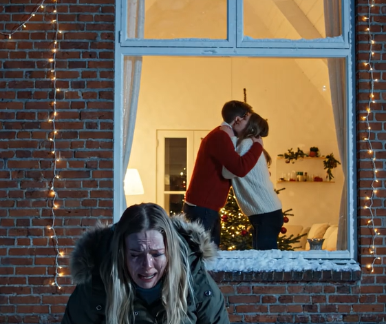 “Jeg tager dig med hjem i aften,” sagde jeg til min far juleaften, mens jeg holdt min hævede mave med den ene hånd og mit hjerte fyldt med håb. Jeg troede, at min mand ville vente med åbne arme. I stedet, gennem det matterede glas, så jeg ham hviske: “Hun får det aldrig at vide,” før han kyssede en anden kvinde. Mine knæ ramte sneen. Bag mig blev min fars stemme dødskold: “Så er det måske på tide, at han lærer det.” Men det var kun begyndelsen. – Sande historier