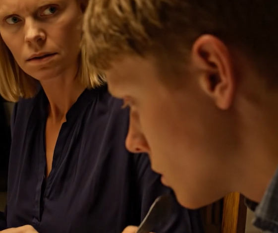 Min mor sagde, at min datter og jeg ikke skulle komme til middag – så lagde far mine citronbarer på bordet som bevis og afslørede den private beskedtråd