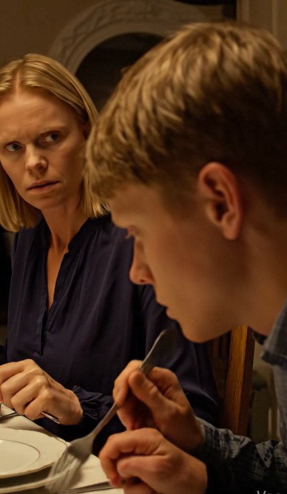 Min mor sagde, at min datter og jeg ikke skulle komme til middag – så lagde far mine citronbarer på bordet som bevis og afslørede den private beskedtråd