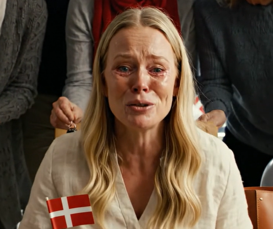 Jeg ryddede op efter min svigerfar i syv år, mens mine svigerinder pralede med deres luksus. Til min fødselsdag gav han mig en gammel krukke, men da jeg åbnede den … var hele familien chokeret!