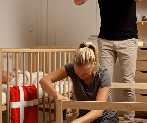 Han smed hende ud af “sit hus” med hendes 4 måneder gamle baby i armene … Det, hun gjorde derefter, lærte ham den mest ydmygende lektie i hans liv.