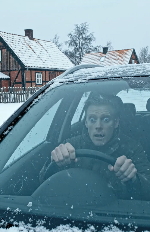 Frygtens tærskel Det gamle hus tårnede sig op for enden af ​​stien, dets afskallende grønne maling og tilgroede træer kastede lange, kvælende skygger mod det grånende lys fra den sene eftermiddag. Inde i sin bils lukkede og trygge omgivelser så faderen gennem dugget glas til, mens bedstemoren førte sin datter hen imod den forfaldne bygning. Pigen bevægede sig med en smertefuld, slæbende modvilje, hendes lille skikkelse dværgede af den truende arkitektur. “Noget er ikke rigtigt…”
