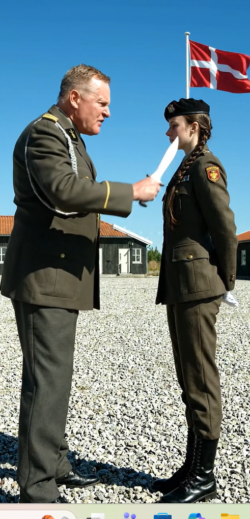 Obersten klippede det lange hår af en af ​​sine underordnede i et forsøg på at straffe hende for ulydighed, men det, den unge kvinde gjorde derefter, chokerede hele selskabet.