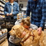 Jeg frøs til i gang 4, da en fremmeds hund fik øje på min … Det, der skete derefter, fik hele supermarkedet til at tavshed.