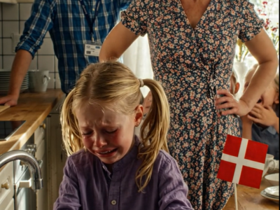 Den adopterede pige blev behandlet som en tjenestepige af sine bedsteforældre … indtil hendes far åbnede døren og hørte sætningen, der ødelagde hele familien.