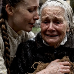 Hendes egne børn efterlod hende i regnen, som om hun var en byrde, men byens fattigste enke åbnede hendes dør uden at forestille sig, at den rystende gamle kvinde knugede en taske, der kunne ændre alt! Midt i gæld, forræderi, sult, skjulte dokumenter og en sandhed, der havde ventet i årevis på at komme til overfladen, vil denne mexicanske historie om smerte, værdighed og anden familie knuse dit hjerte, før den reparerer det, for nogle gange kommer det største mirakel ikke fra himlen: det kommer, når nogen beslutter sig for at krydse vejen for dig… – Nyheder