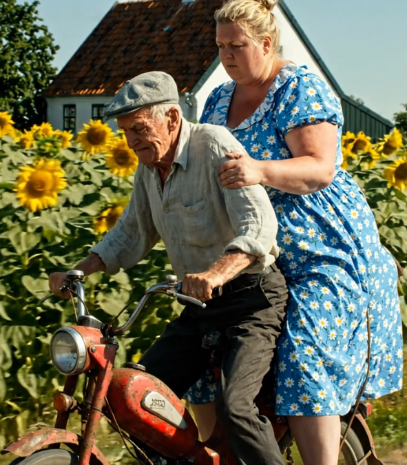 Alle i landsbyen var chokerede, da en 70-årig mand kom hjem på sin gamle motorcykel med en kvinde, der var fyrre år yngre end ham, og præsenterede hende for alle som sin kone.