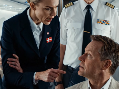 Sort administrerende direktør nægtet førsteklasses måltid — og fyrer derefter hele holdet foran alle!