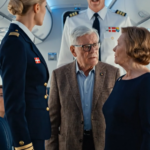 Stewardesse afviser ældre sort par — uden at vide, at de grundlagde flyselskabet!