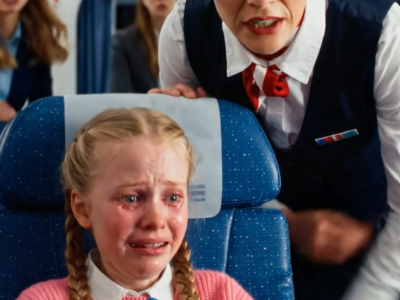 Ung sort pige nægtet vand på fly — Hvad hun gør derefter tvinger flyet til at lande øjeblikkeligt