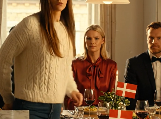 “Kom så bare, hvis du er så modig,” udfordrede min søster mig lige ved julemiddagsbordet. Hun sagde også, at jeg ikke ville overleve en uge uden denne familie. Jeg kiggede på alle ansigterne i det varme rum. Ingen forsvarede mig. Jeg lagde husnøglerne på bordet, trak stolen tilbage og gik derefter roligt ud. Næste dag begyndte de at gå i panik og ringede uafbrudt med 186 ubesvarede opkald. Og så begyndte hele det “imperium”, de troede, de havde kontrolleret, at kollapse …