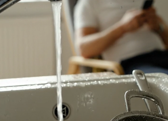 I femten år tilbragte min svigerinde hver sommer hos os – indtil jeg ankom til hendes med en kuffert, og samtalen gik af sig selv.